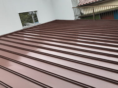 茨城県稲敷市 外壁塗装｜錆が発生した鉄板屋根を長耐久塗料でメンテナンスも楽に
