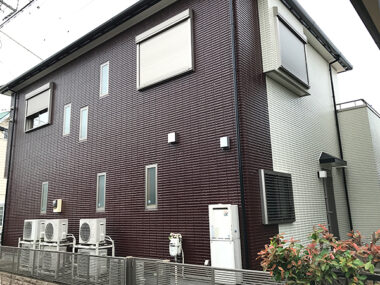 茨城県牛久市外壁塗装｜黒い汚れを濃い茶色で目立ちにくくする