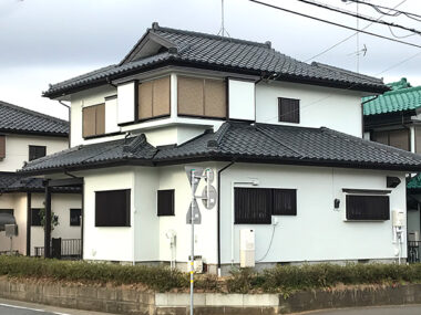 茨城県龍ヶ崎市 外壁塗装｜台風被害のあった軒天と共に瓦も改修工事