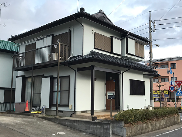 茨城県龍ヶ崎市 外壁塗装｜台風被害のあった軒天と共に瓦も改修工事