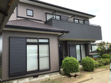茨城県稲敷市 外壁屋根塗装｜ベランダの貼替え部分を色分けしアクセントに
