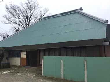 茨城県稲敷市 外壁塗装｜退色した屋根にサビ止めをしっかり入れて塗装