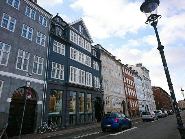 コペンハーゲンの街並みのブルーグレーの外壁