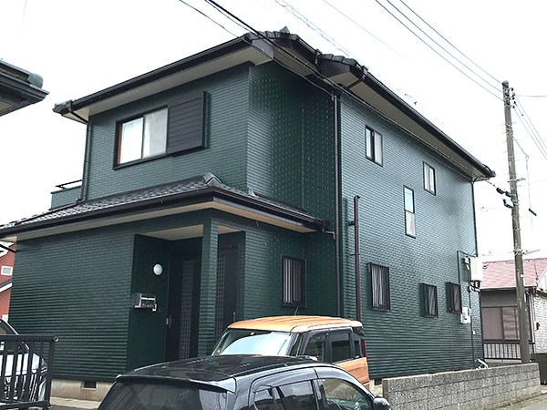 千葉県銚子市 外壁塗装｜コケが目立ち始めたタイミングでダークカラーの塗装を