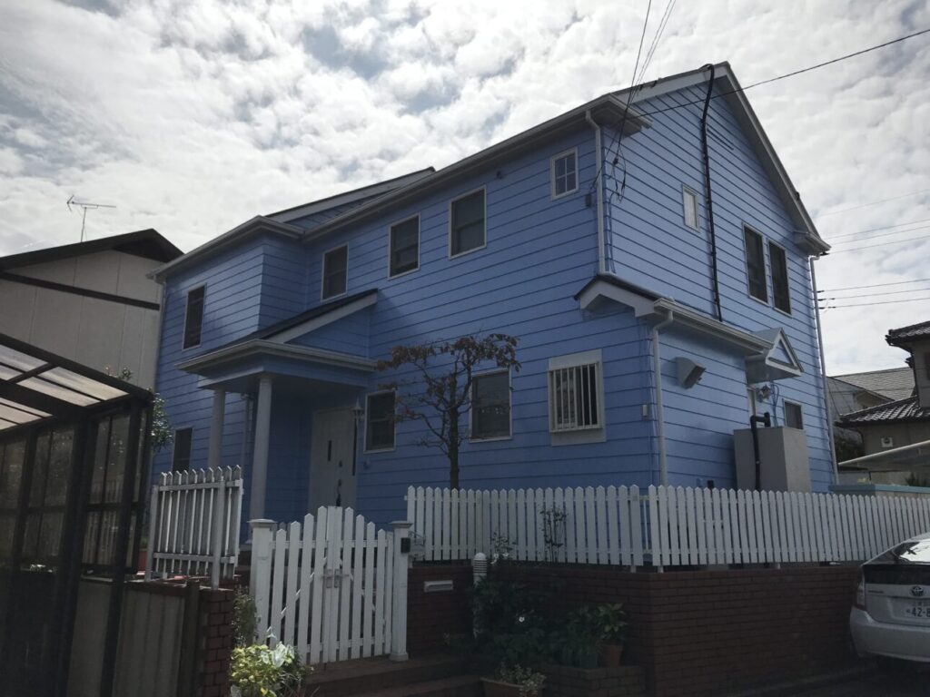色鮮やかな青の家