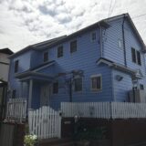 色鮮やかな青の家