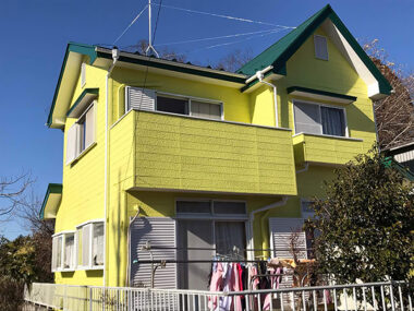 茨城県牛久市外壁屋根塗装工事｜塗装を機に明るいイエローの外観に