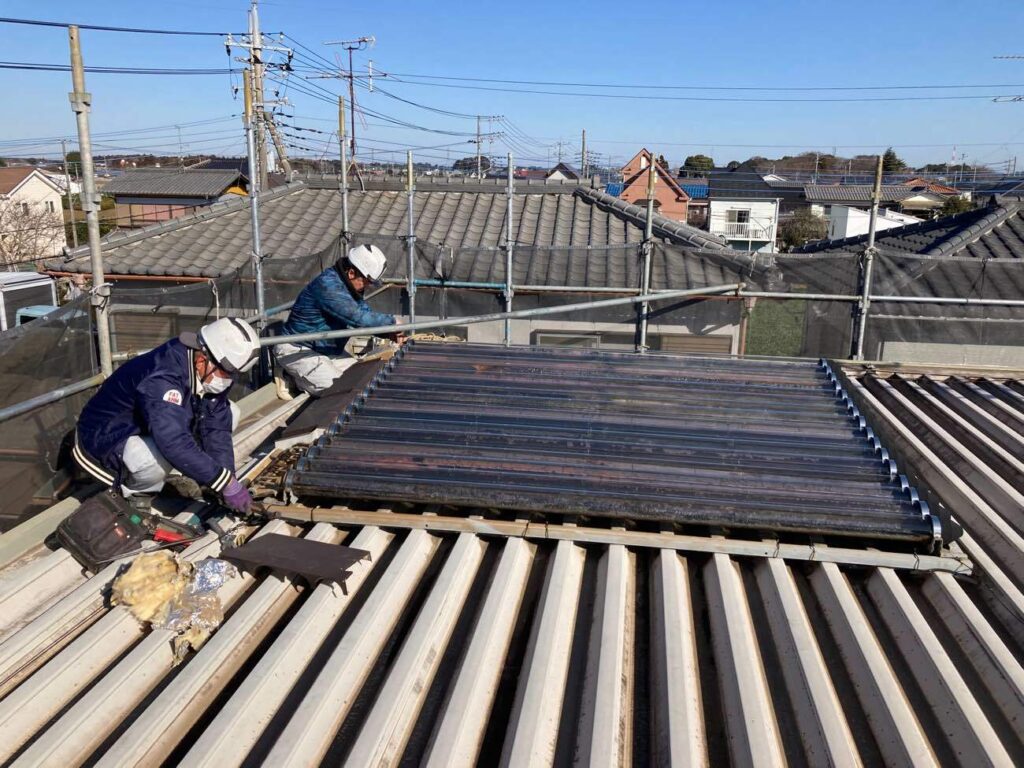 千葉県八街市のS様邸　外壁、折板屋根、付帯部の塗装と屋根ソーラー設備撤去の施工事例です