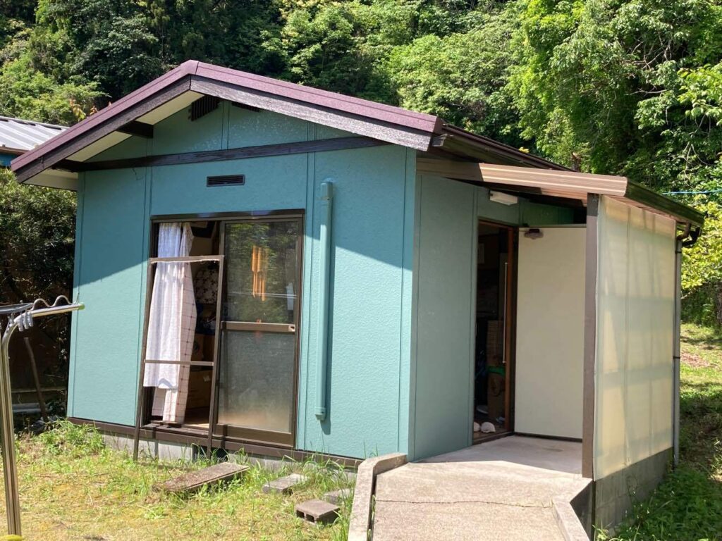 千葉県長生郡M様邸　外壁付帯部塗装、屋根カバー工事、木部補修などの施工事例です