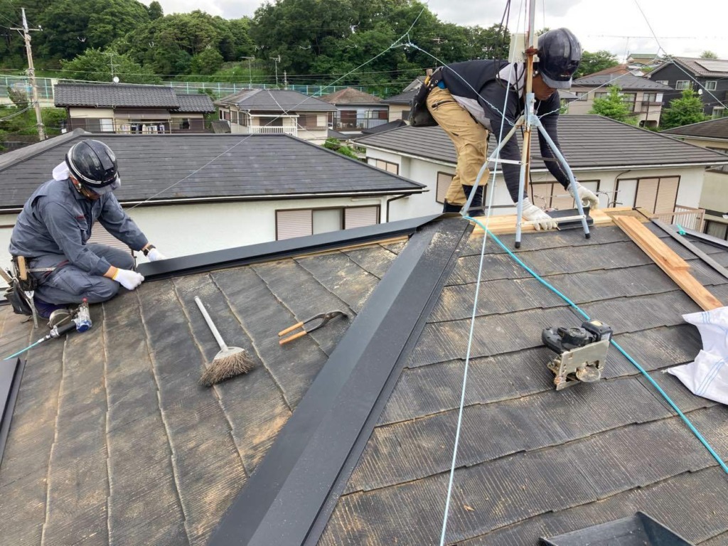 千葉県八街市のA様邸　スレート屋根の棟包板金工事の　施工事例です