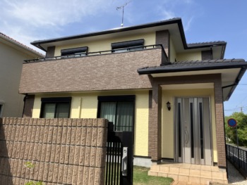 ラジカル塗料で温かみのある色合いに。周囲の環境と溶け込む美しい外観へ。