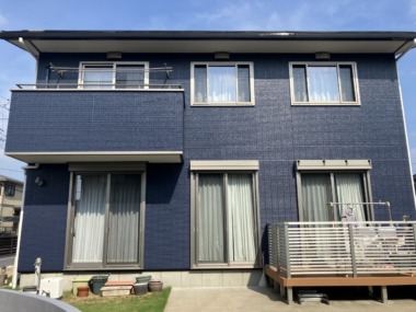 コケ対策から生まれた、上質な紺色の住まい｜茨城県鹿嶋市 外壁塗装リフォーム