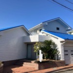 青空に映える屋根、まるで海外のような佇まい｜千葉県東金市外壁・屋根塗装リフォーム