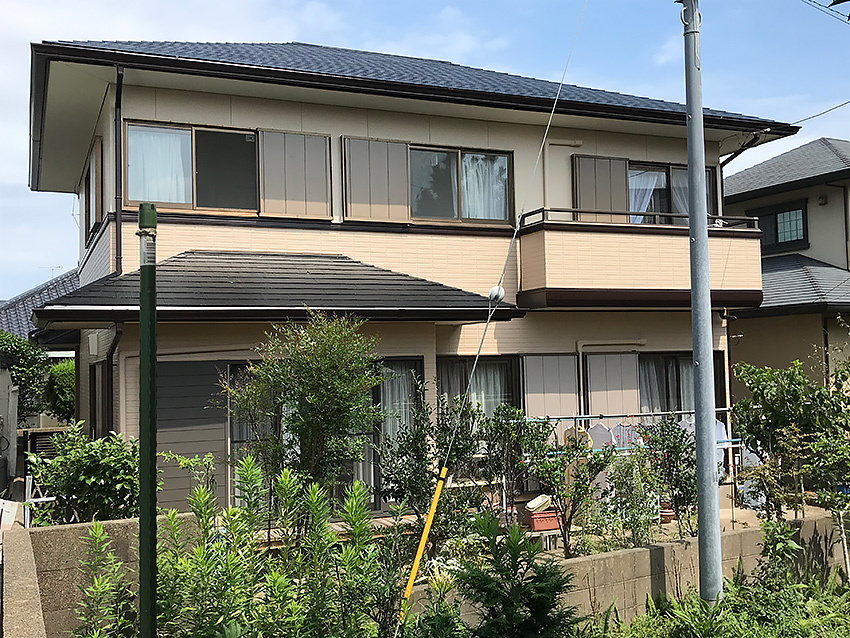 外壁と屋根の塗装工事既存より明るい外壁に