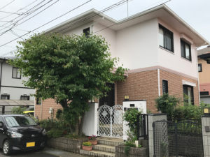 明るいツートンカラーの外壁