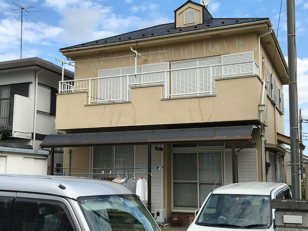 クラックの入った壁明るい色で塗装修復
